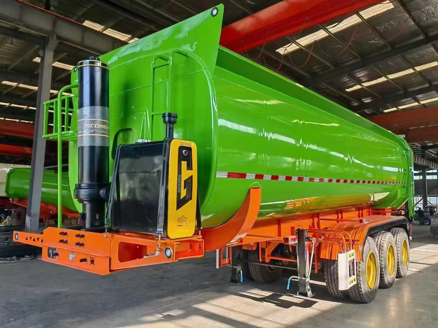 側(cè)翻自卸車